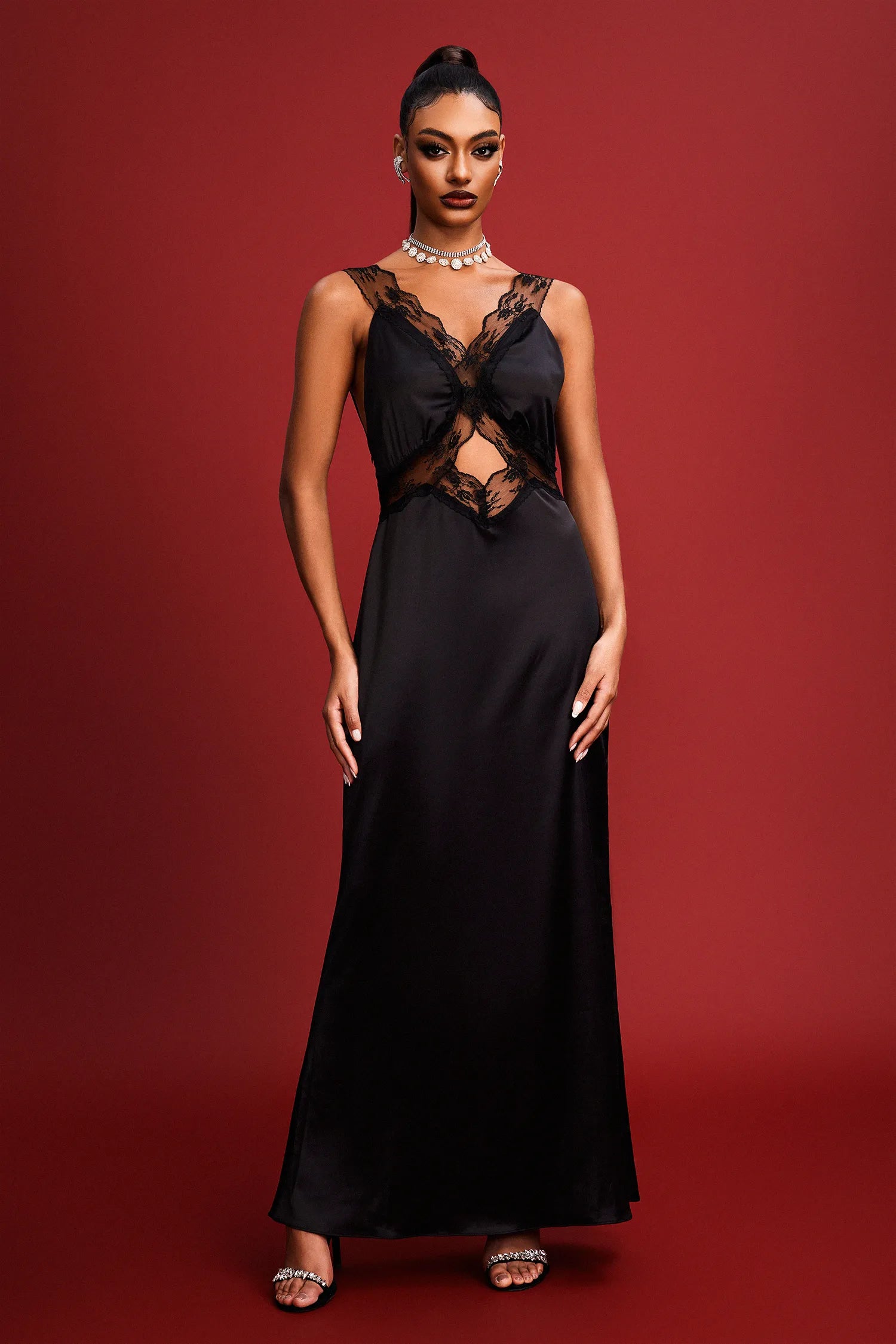 Helles Spitzen-Maxikleid aus Satin mit Cut-Outs