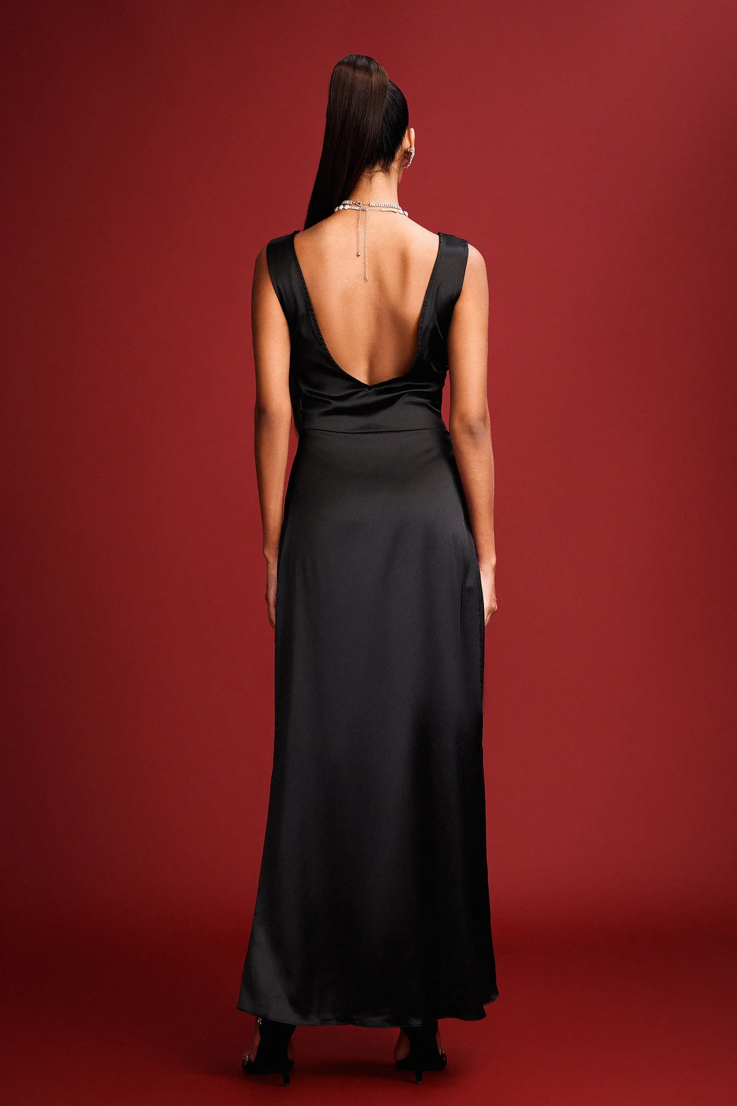 Helles Spitzen-Maxikleid aus Satin mit Cut-Outs