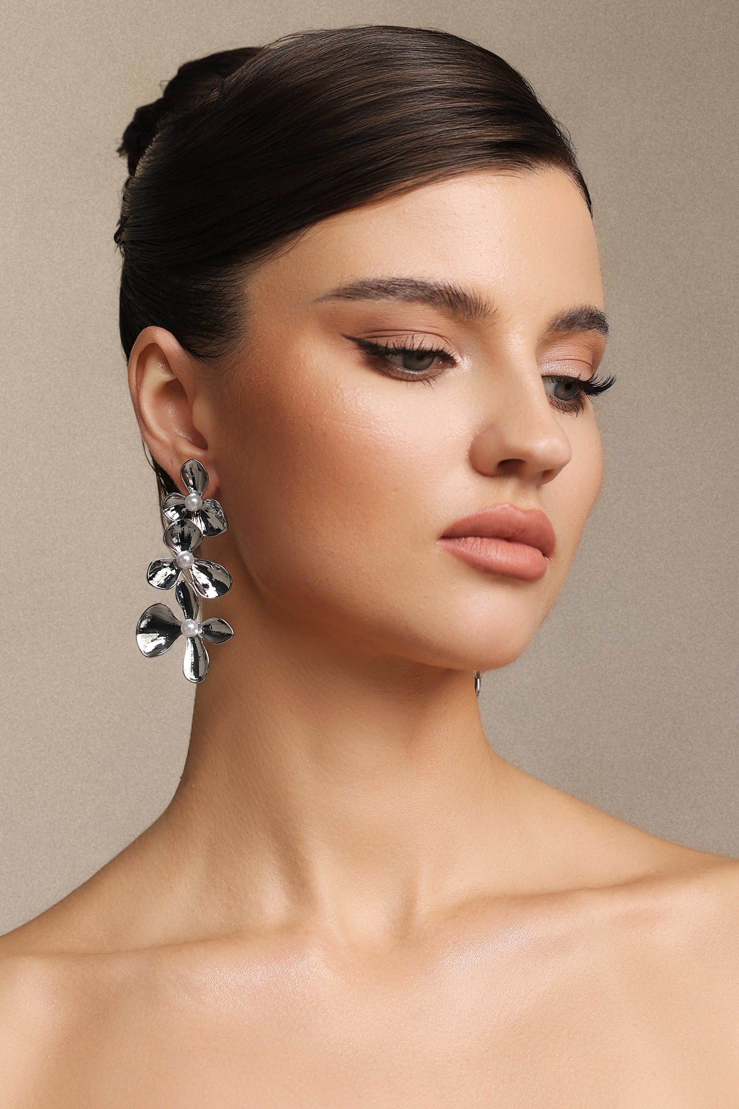 Nasim RounPull Flower Pearl Metal Irregular Earringsd Flower Diamond Pearl Earrings