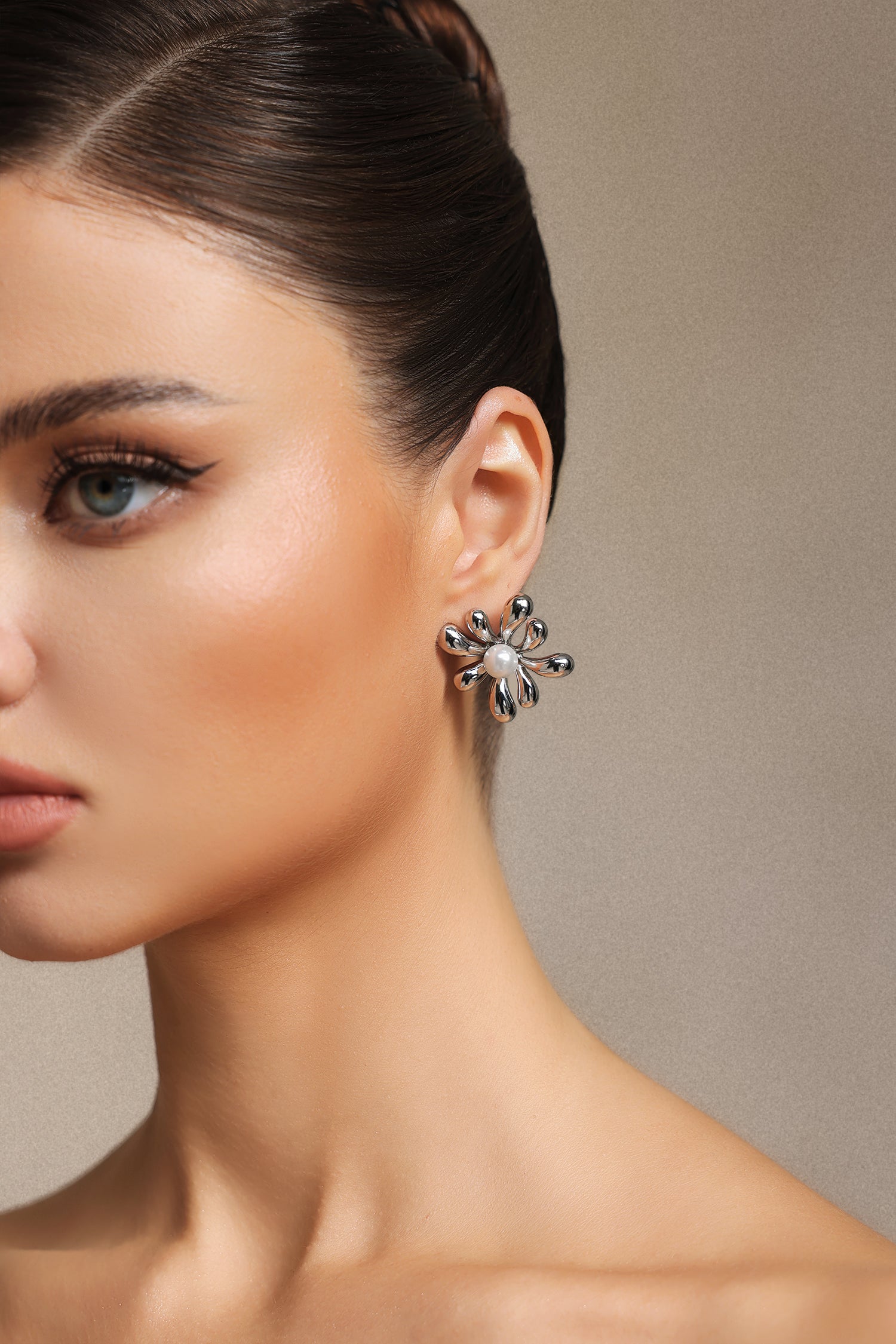 Villy Flower  Pearl Earrings