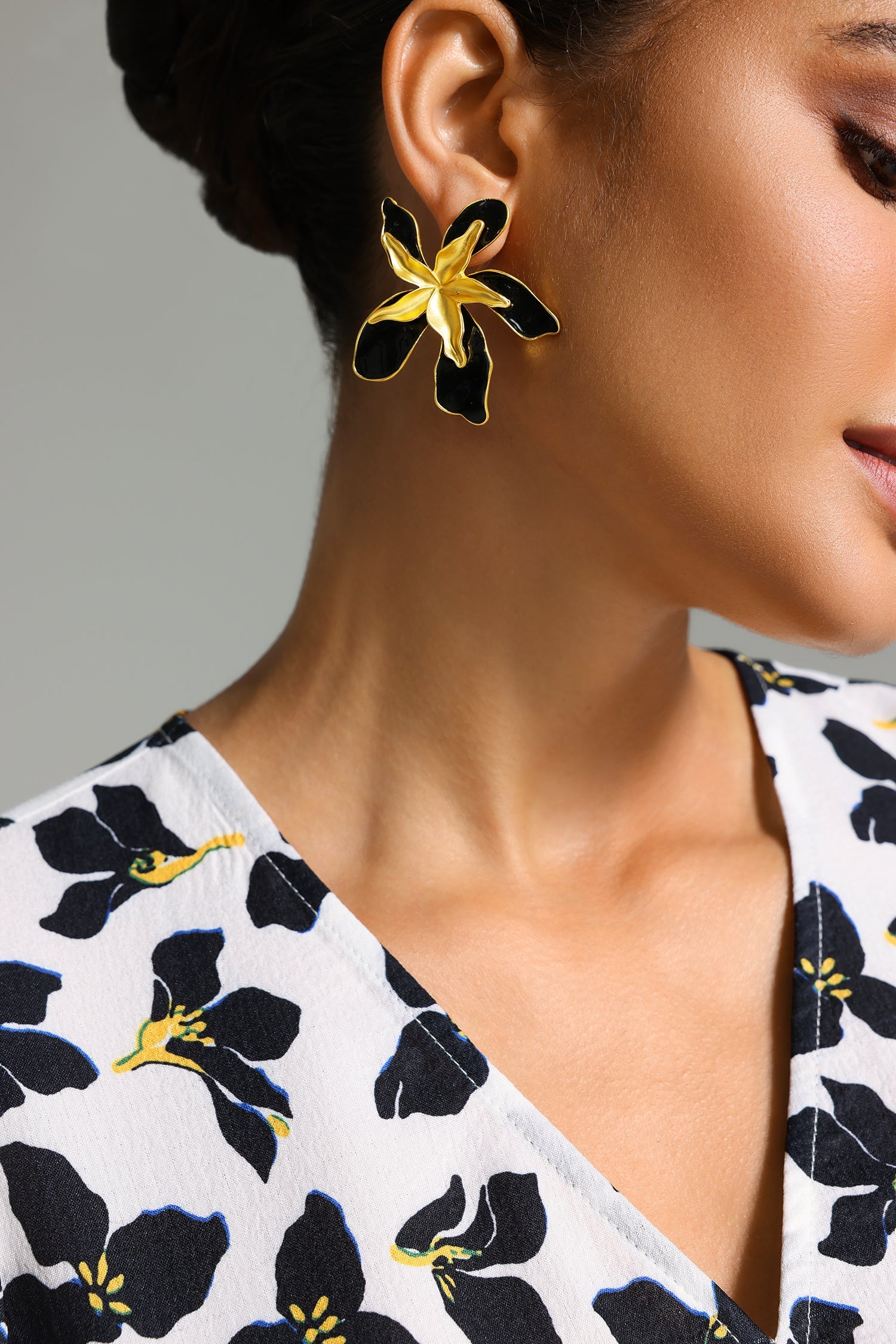 Fritia Metallic Flower Earrings